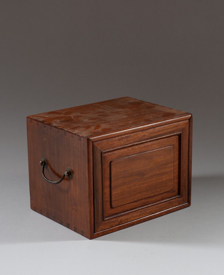 Null 中国

长方形的木制密封盒，开口处有一个滑动板，露出三个抽屉。黄铜侧把手。

19世纪晚期

高21.5宽27.5深21.5厘米