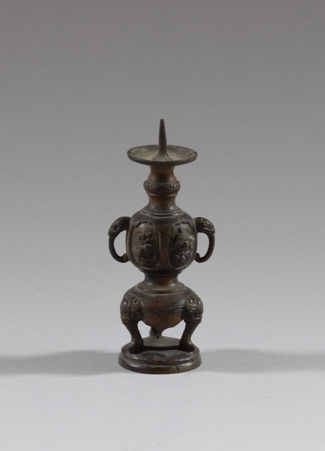 Null CHINE

Petit bougeoir en bronze patine en forme de vase tripode.

Haut.13 c&hellip;