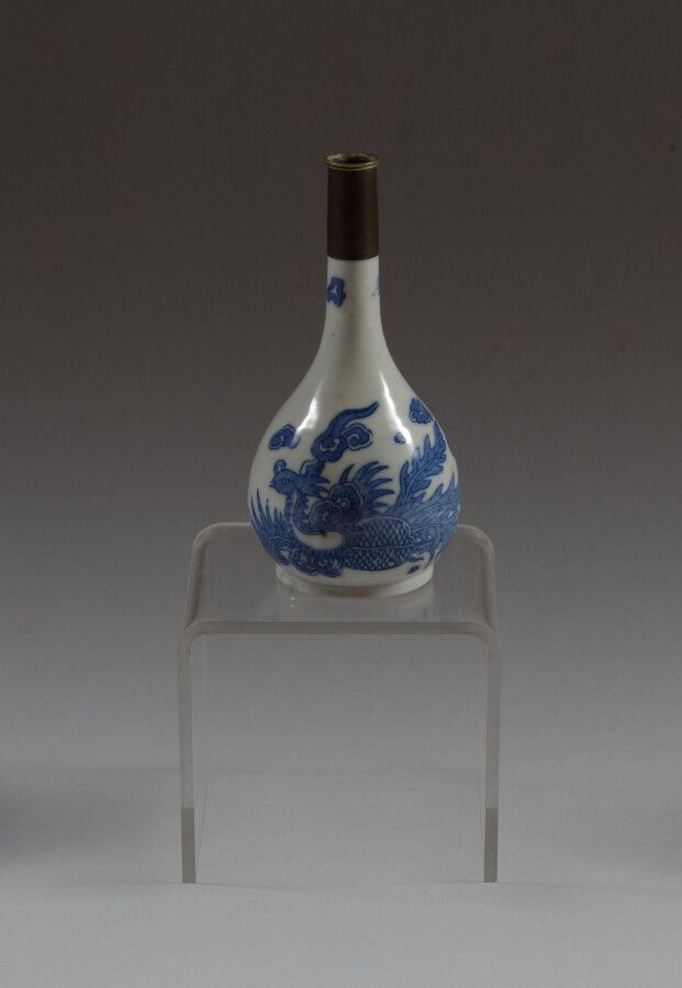 Null COREE ?

Petit vase bouteille en porcelaine décoré en bleu sous couverte d'&hellip;