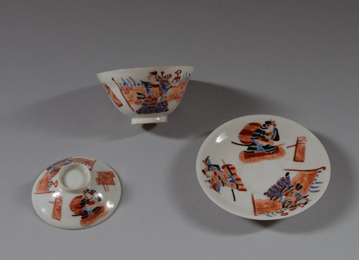 Null 日本

一套四件多色瓷器，包括两个碗，一个清酒碗，一个有盖的盒子，装饰着武士和妇女。