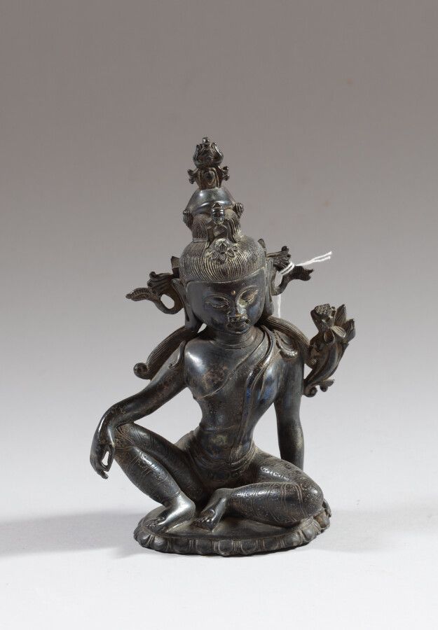 Null INDIEN

Bronzestatuette eines Bodhisattva, der in Rajalisana auf einem lotu&hellip;