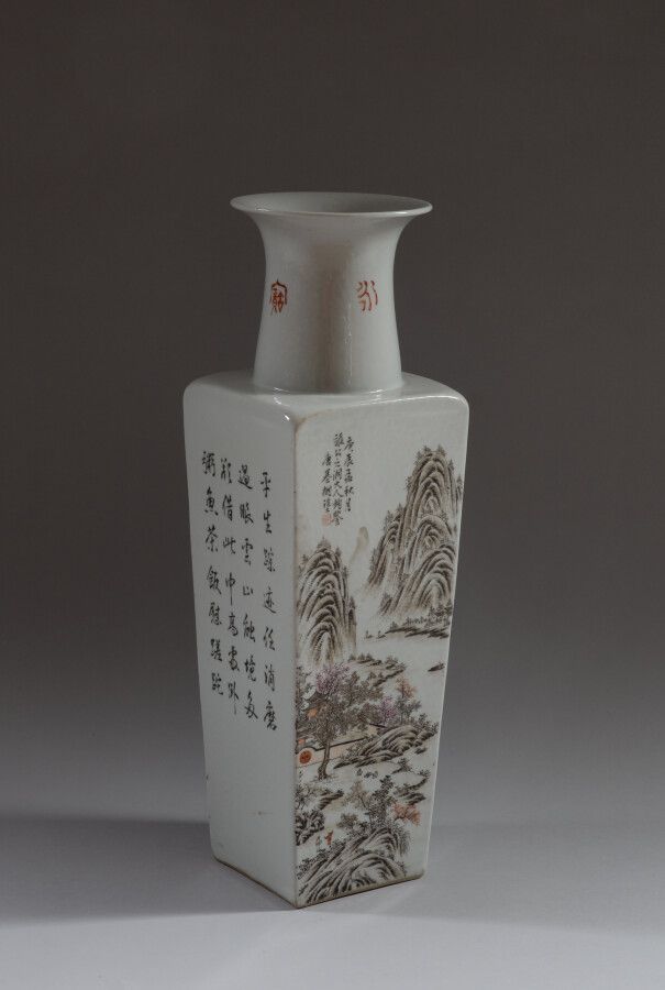 CHINE 
Vase quadrangulaire en porcelaine polychrome à décor de paysages montagne&hellip;