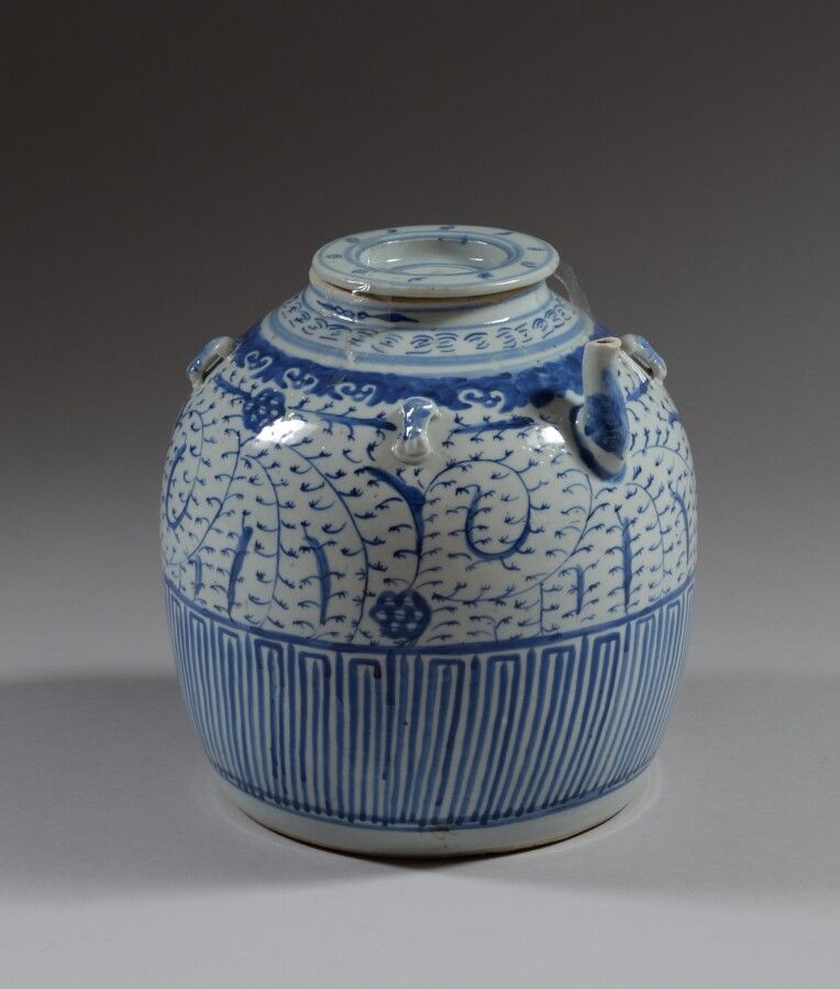 Null 中国

釉下彩蓝色装饰的盖罐，有造型的植物图案。壶嘴和肩上的四个环。

19世纪末和20世纪初

高42厘米

事故发生在水口