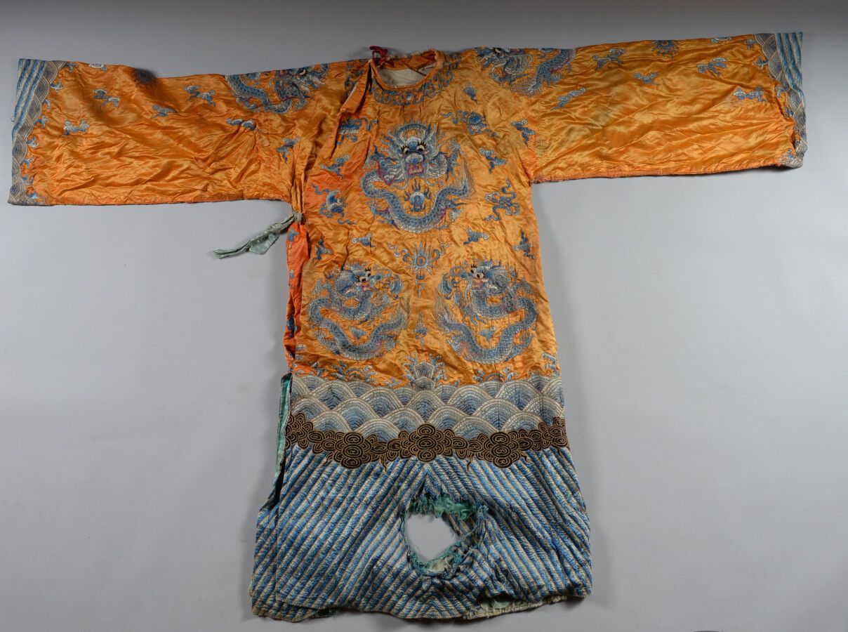 Null 中国

吉福夏季龙袍，橙色丝绸，饰有十条龙，在云中追逐圣珠，上面有一条宽大的利是。

19世纪

状况不佳，底部有重要的缺失和绿色破损