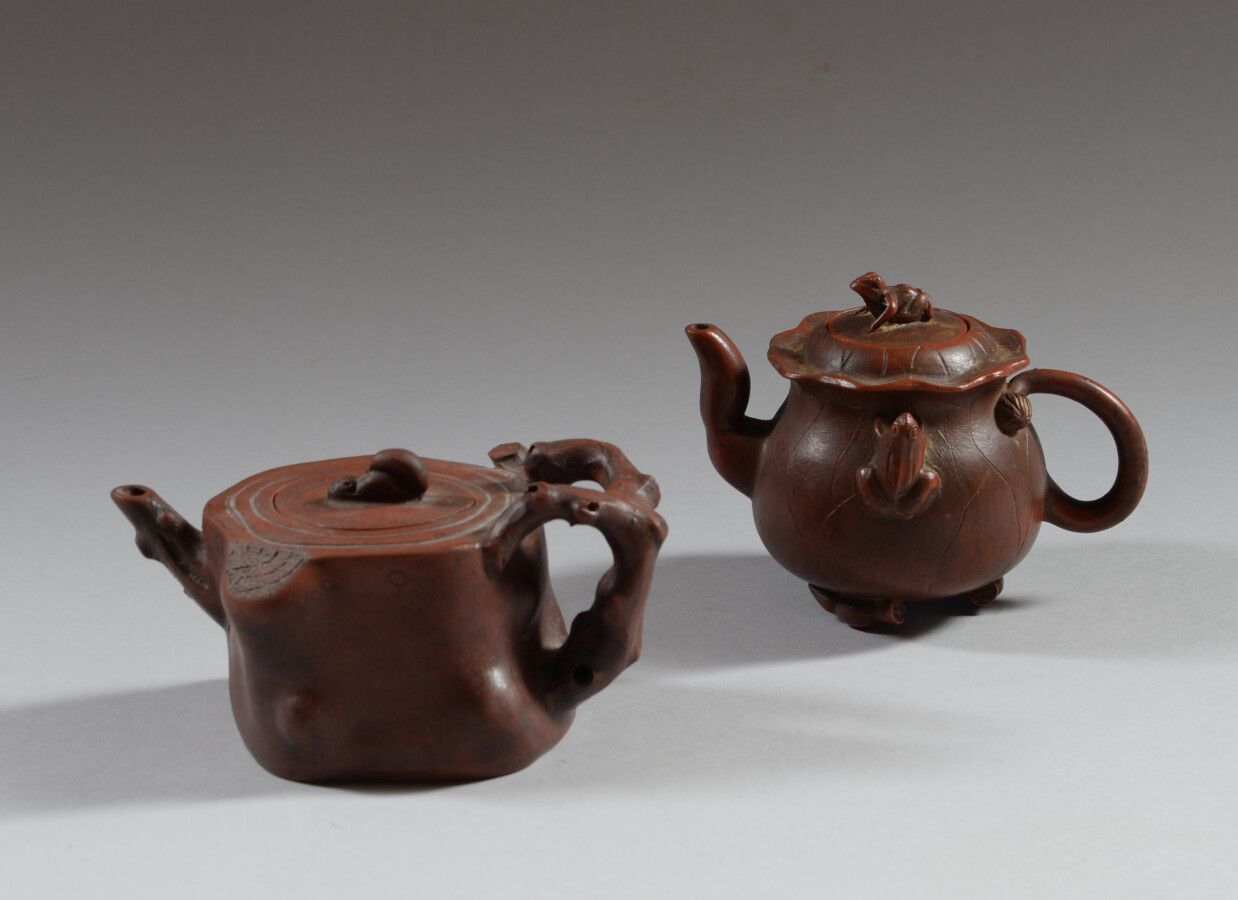 Null 中国

两件宜兴陶器茶壶，一件装饰着水果和树枝，另一件装饰着三只青蛙。反面刻有标记。

高11厘米