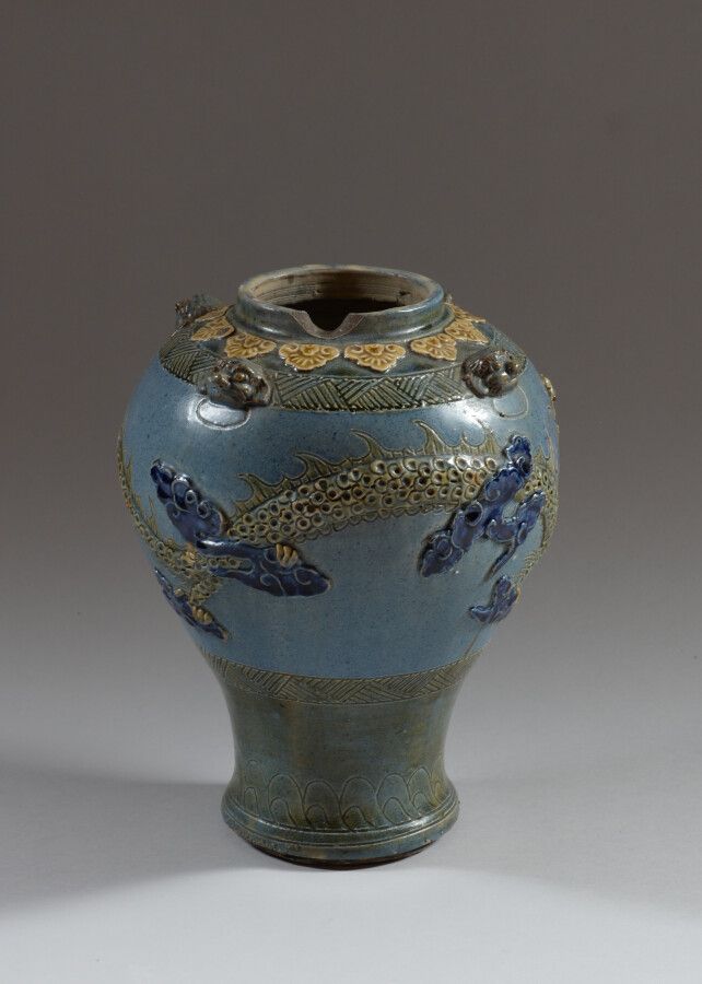 Null CHINE

Vase en grès porcelaineux à glaçure émaillée bleu vert, à décor en l&hellip;