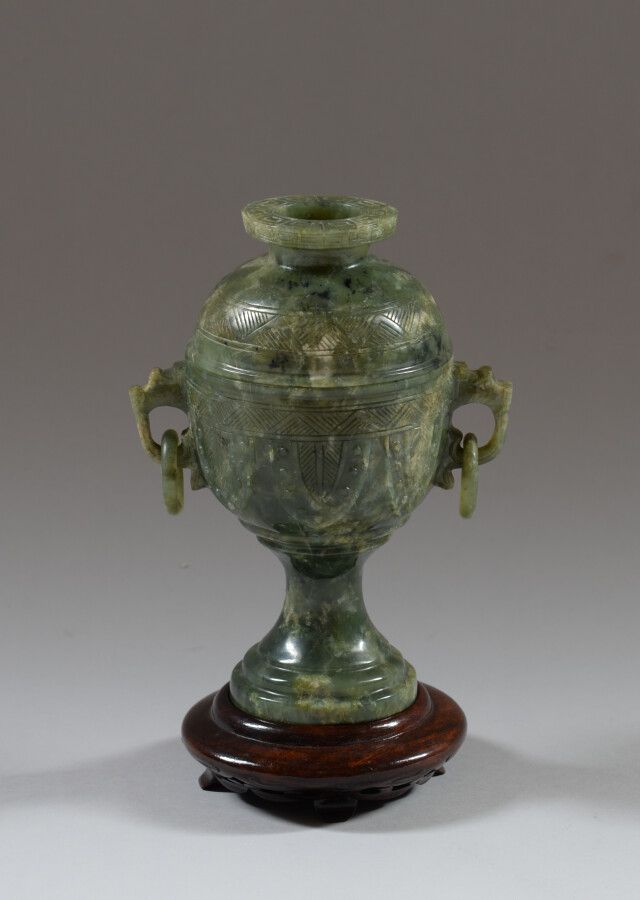 Null CHINE

Vase couvert sur pied en jadéite vert épinard, à deux anses à anneau&hellip;