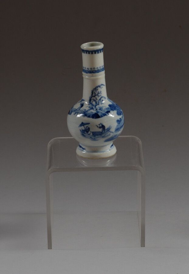 Null CHINE ?

Petit vase bouteille en porcelaine décorée en bleu sous couverte d&hellip;