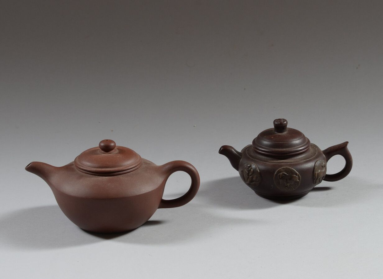 Null 中国

两把宜兴炻器茶壶，其中一把装饰有动物的颗粒。反面刻有标记。

高9厘米