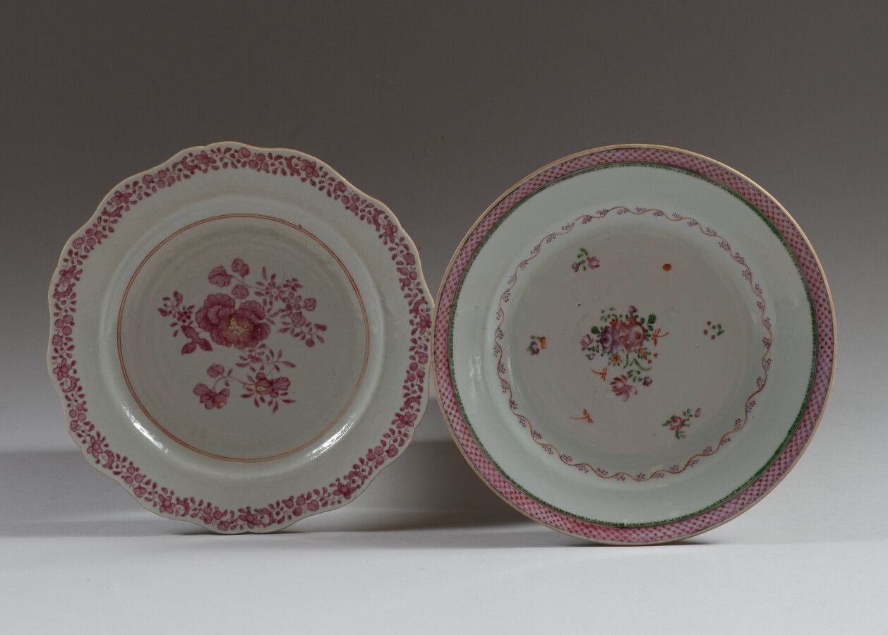 Null CHINE DE COMMANDE

Deux assiettes en porcelaine décorée des émaux de la fam&hellip;