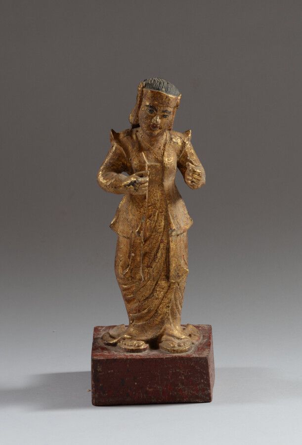 Null BIRMANIA

Gilded carved wood figure (Nat) on a rectangular base.

End of th&hellip;