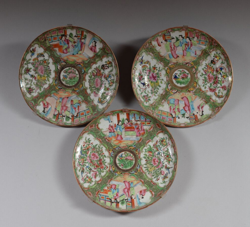 Null CHINE

Trois assiettes en porcelaine polychrome à décor de courtisanes dans&hellip;