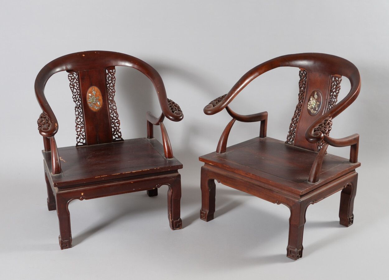 Null CHINE

Paire de grands fauteuils en bois rouge (acajou ?), le dosseret incr&hellip;
