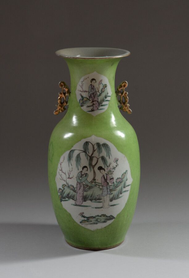 Null CHINE

Vase balustre en porcelaine polychrome à décor des émaux de la famil&hellip;