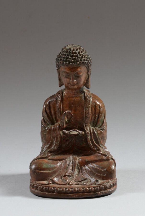 Null CHINE

Statue de bouddha en bronze patiné brun, assis en padmasana, la main&hellip;