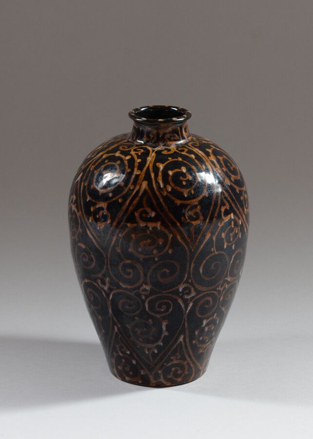 Null CHINE

Vase en céramique à glaçure brun noir à décor de motifs en spirale.
&hellip;
