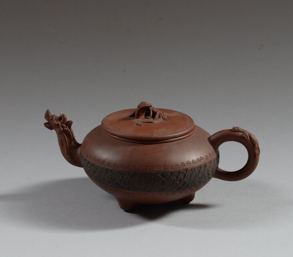 Null 中国

宜兴炻器茶壶，刻有网格图案，壶嘴有龙首。

高度为10厘米