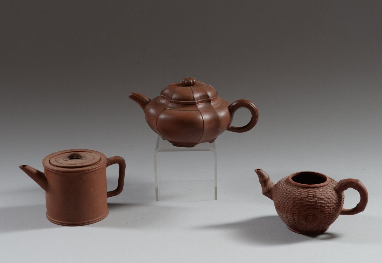 Null CHINA

Three Yixing stoneware teapots, one with a chased decoration of ausp&hellip;