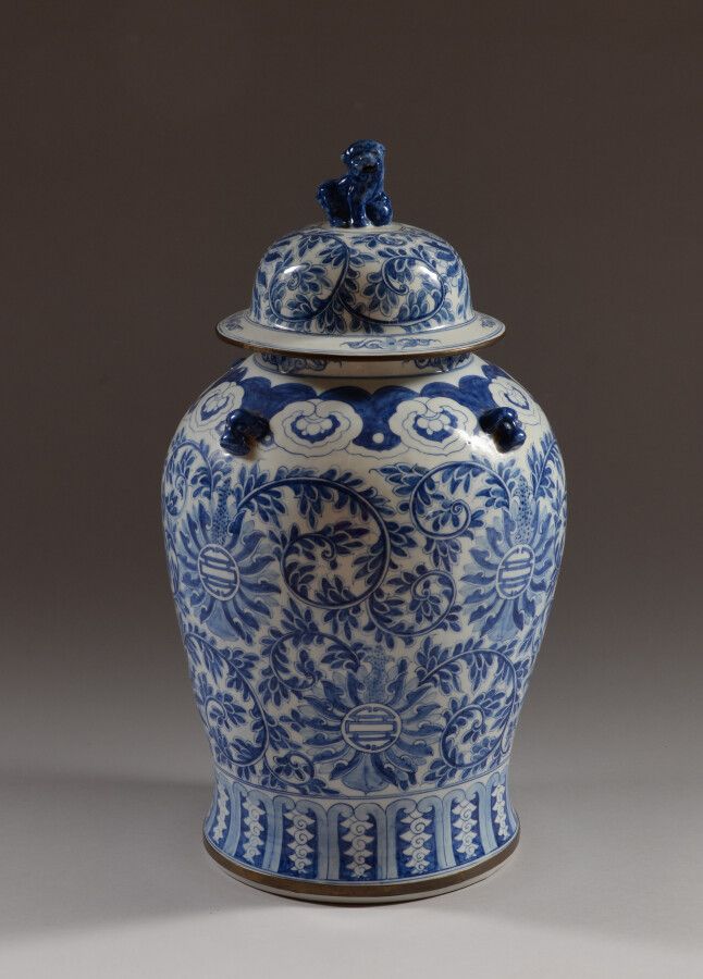 Null CHINE

Potiche couverte de forme balustre en porcelaine décorée en bleu sou&hellip;