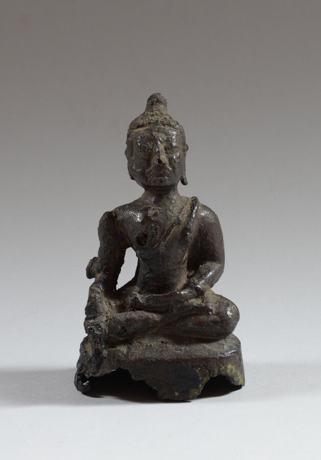 Null CHINE

Statue de bouddha en bronze patiné, assis en padmasana, les cheveux &hellip;