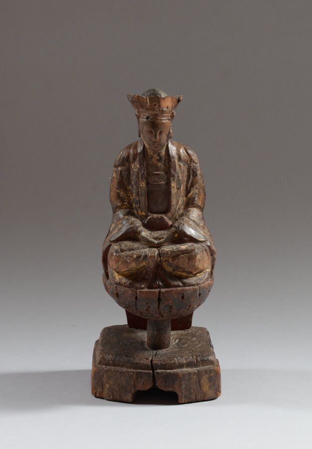 Null CHINE

Statue de bouddha en bois sculpté polychrome et doré, représenté ass&hellip;
