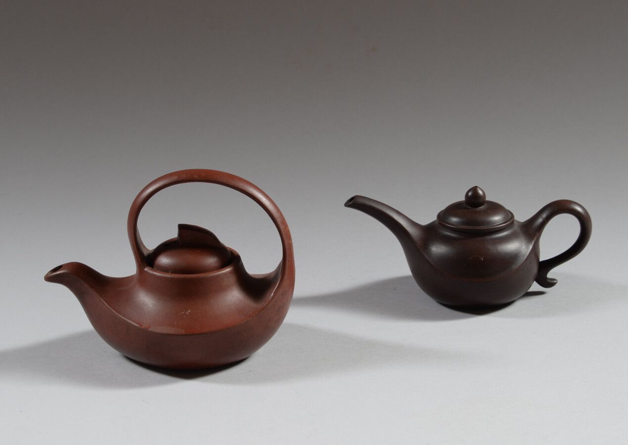 Null CHINA

Two Yixing stoneware teapots, in the form of a pot. On the reverse s&hellip;