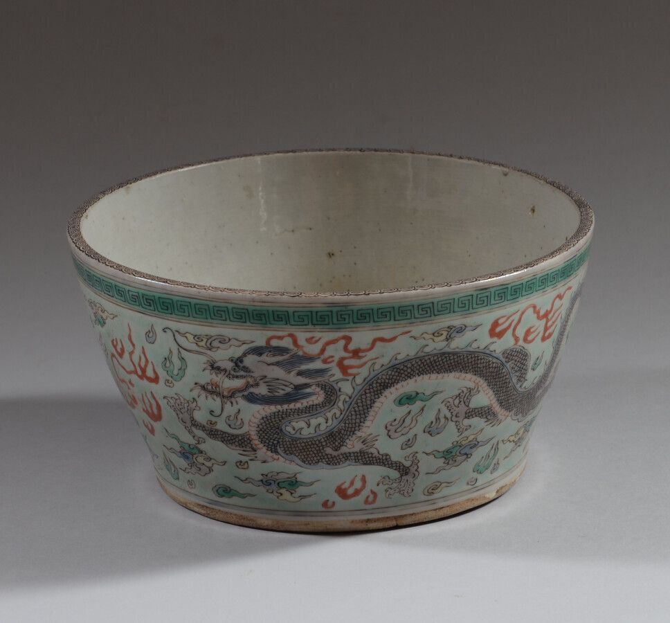 Null 中国

多彩瓷罐，装饰有龙与云的交替，希腊门楣的轮廓。

19-20世纪

直径22厘米