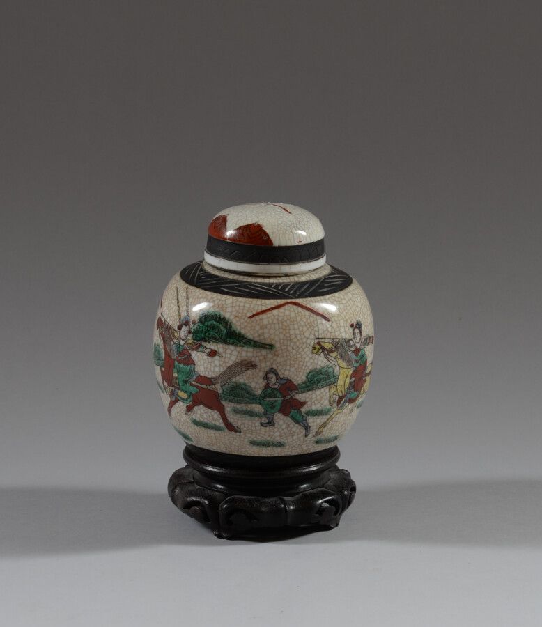 Null CHINE

Vase couvert en porcelaine à couverte craquelée beige et décorée en &hellip;