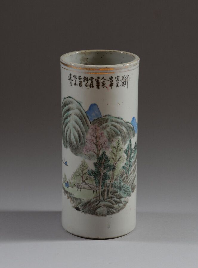 Null CHINE

Vase rouleau en porcelaine décorée en polychromie d'un paysage monta&hellip;