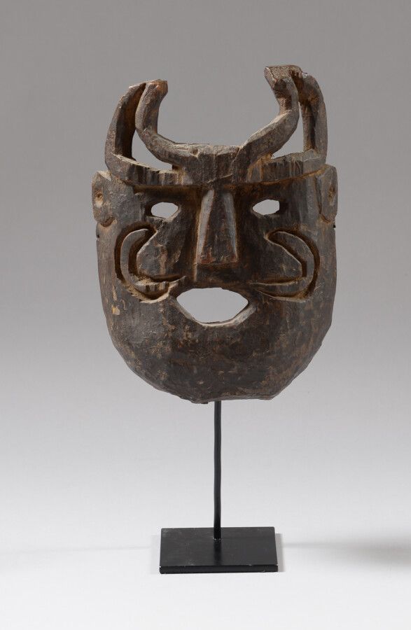 Null NÉPAL.

Important et rare masque de chamane, au visage arrondi, portant des&hellip;