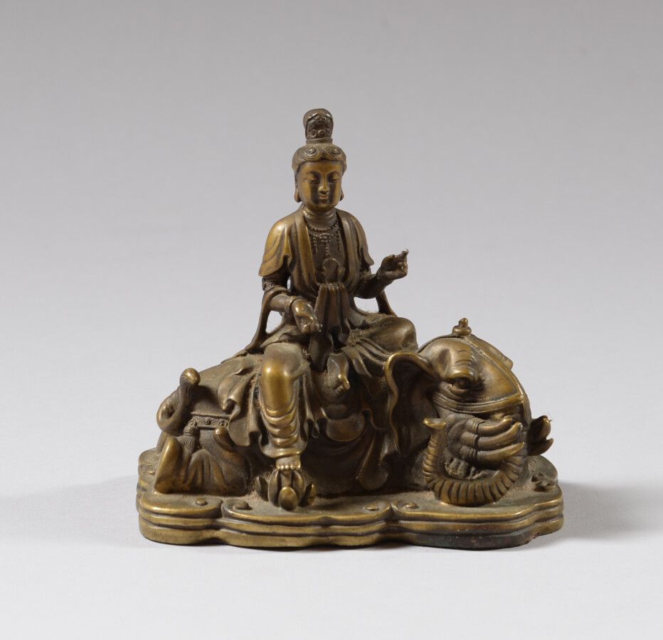 Null JAPON.

Statue en bronze finement sculptée représentant le bodhisattva Fuge&hellip;