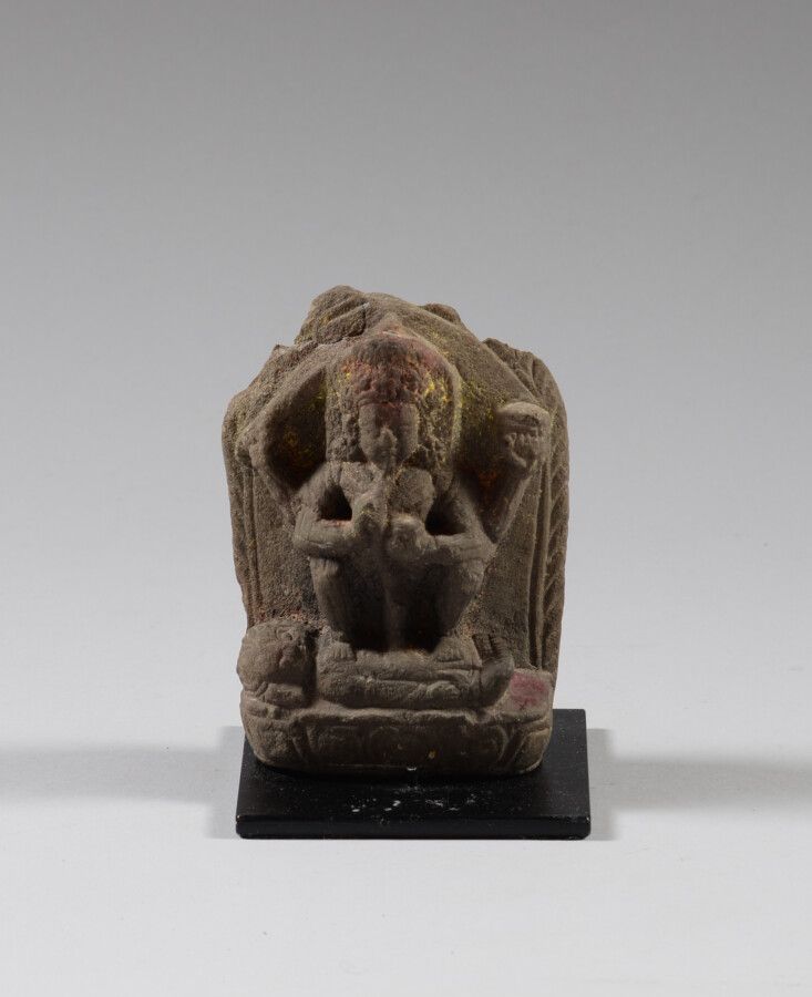 Null NEPAL.

Pierre noire, avec des restes de matériau rituel. 

Petite stèle dé&hellip;