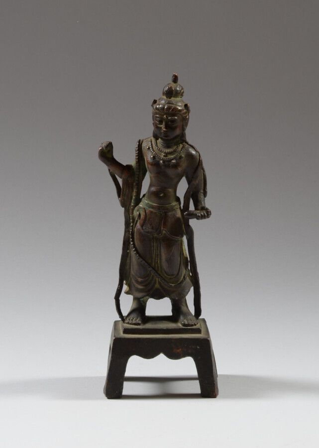 Null CHINE.

Statuette de Bodhisattva Avalokitésvara en bronze représenté debout&hellip;