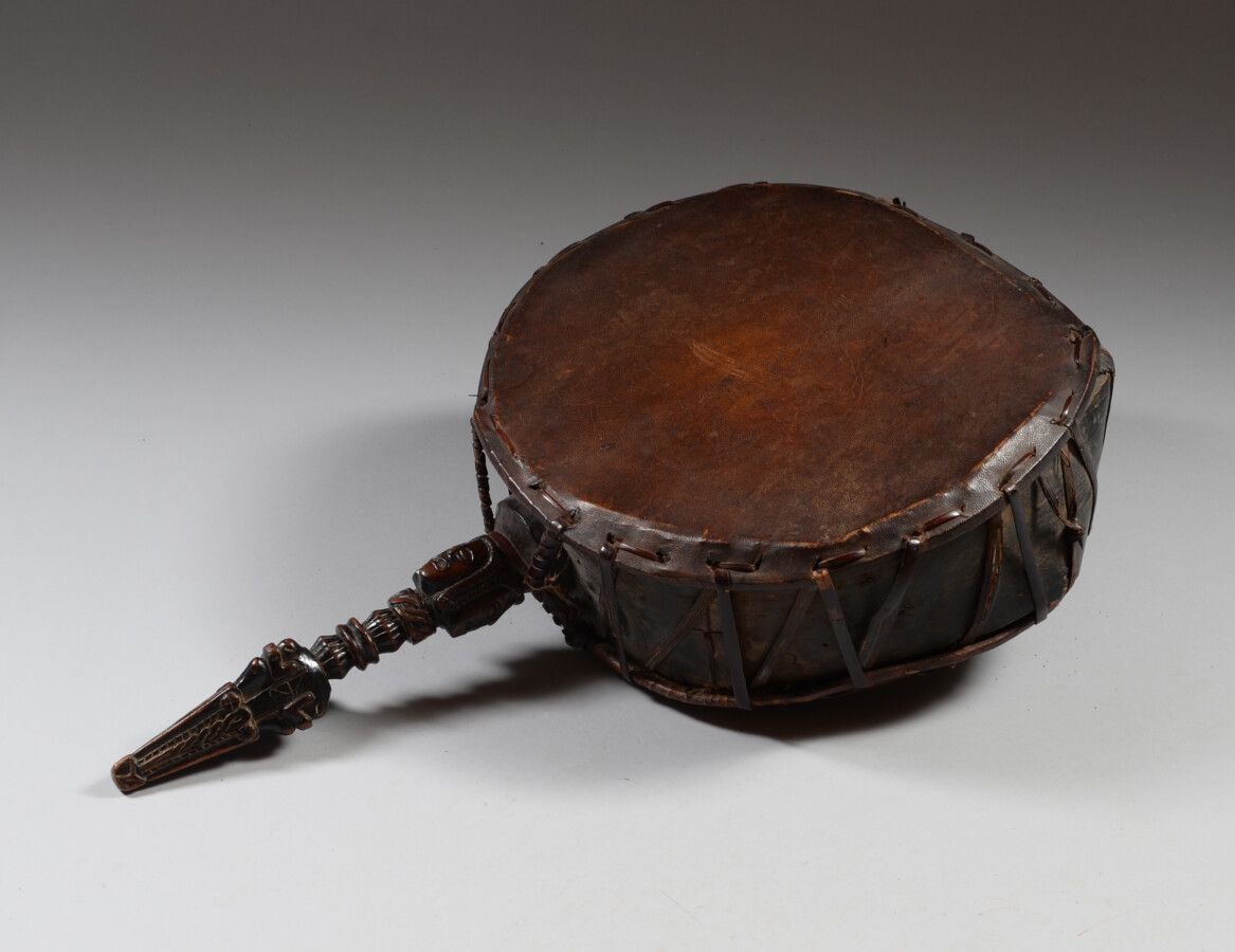 Null Ancien tambour de Shaman « Dhyangro », NEPAL.

Bois, cuir, patine d'usage b&hellip;