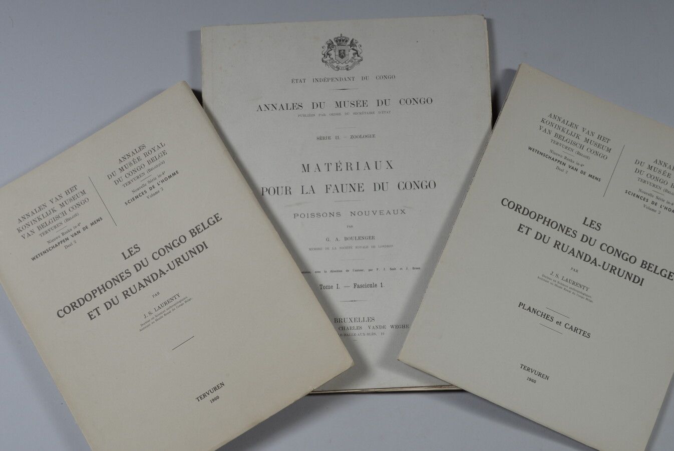 Null "LES CORDOPHONES DU CONGO BELGE ET DU RUANDA-URUNDI" di J. S. LAURENTY. Ter&hellip;