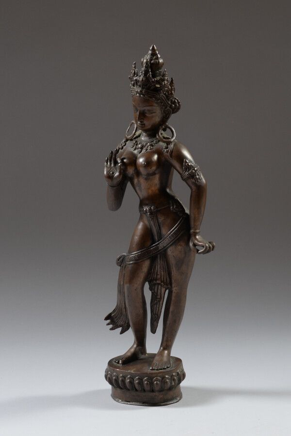 Null INDE.

Statue en bronze représentant une divinité debout.

Vers 1900.

Haut&hellip;