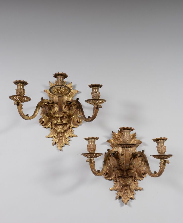 Paire d'appliques en bronze doré à trois bras de lumière et décor de feuillages &hellip;