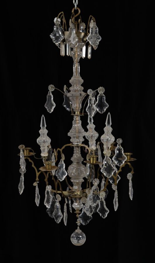 Null 青铜笼形吊灯，有六个臂，切割玻璃板和匕首。

18世纪

高度100 - 宽度55厘米

一只手臂受损，玻璃上有小碎片