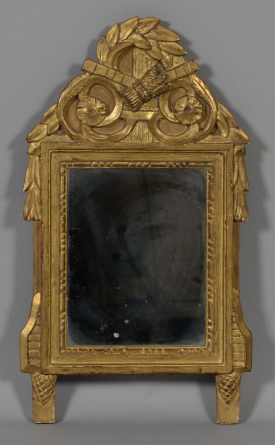 Null Pequeño espejo de madera dorada, el frontón decorado con hojas de laurel, f&hellip;