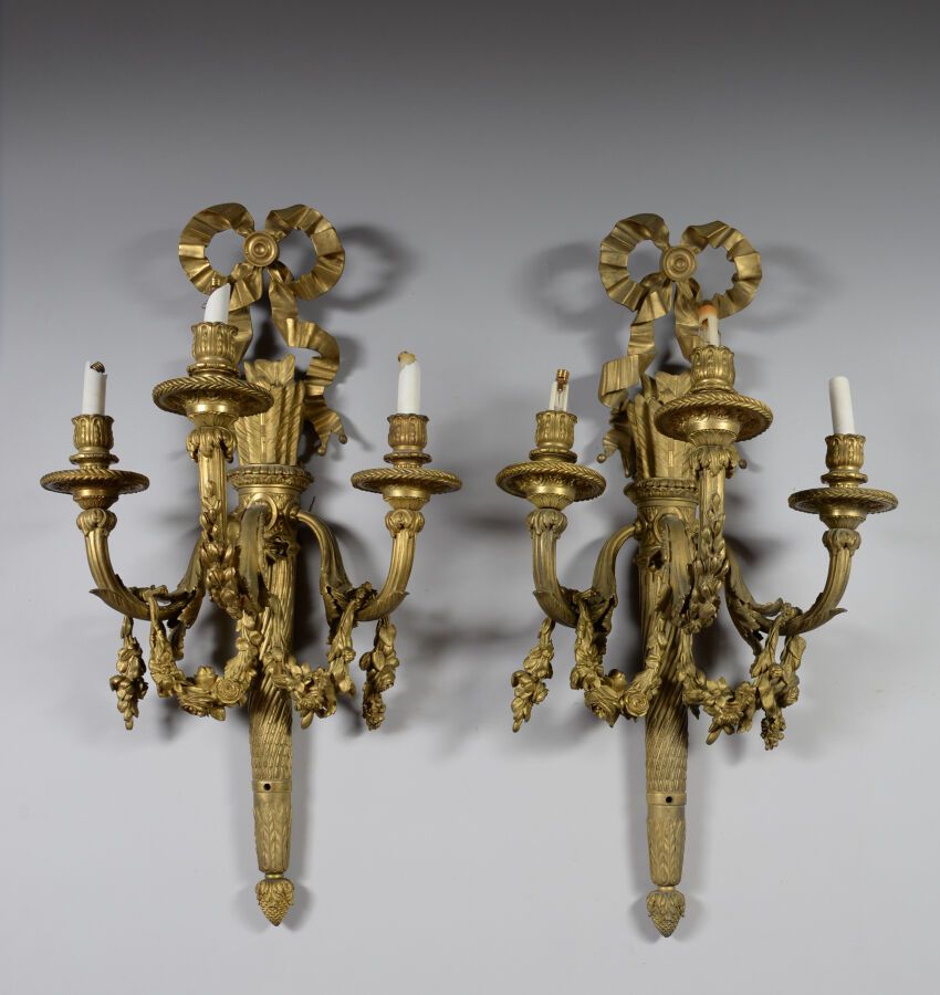 Important pair of ormolu sconces in the shape of a quiver topped by a knotted ri&hellip;