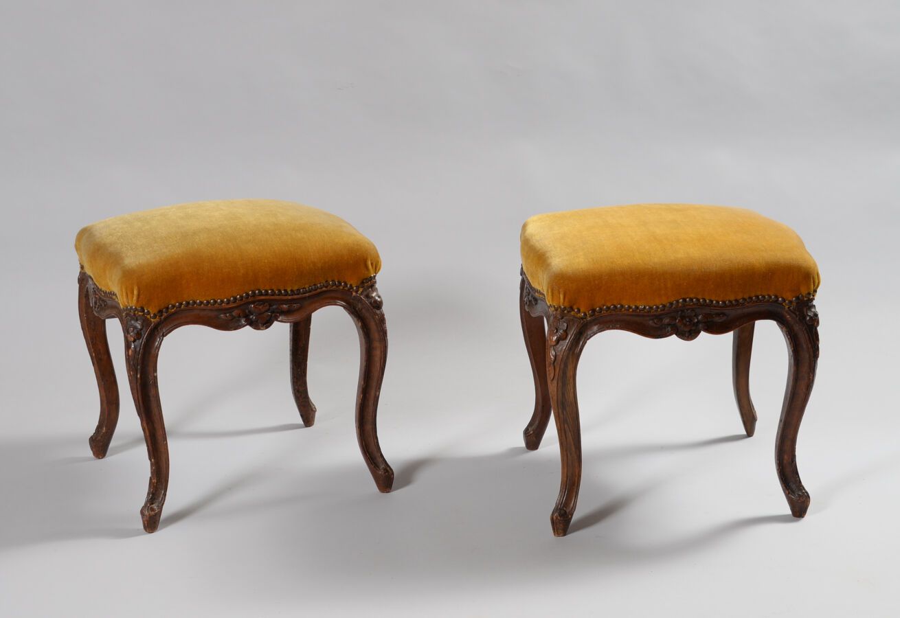 Null Pair of stools in molded and carved beechwood decorated with flowers restin&hellip;
