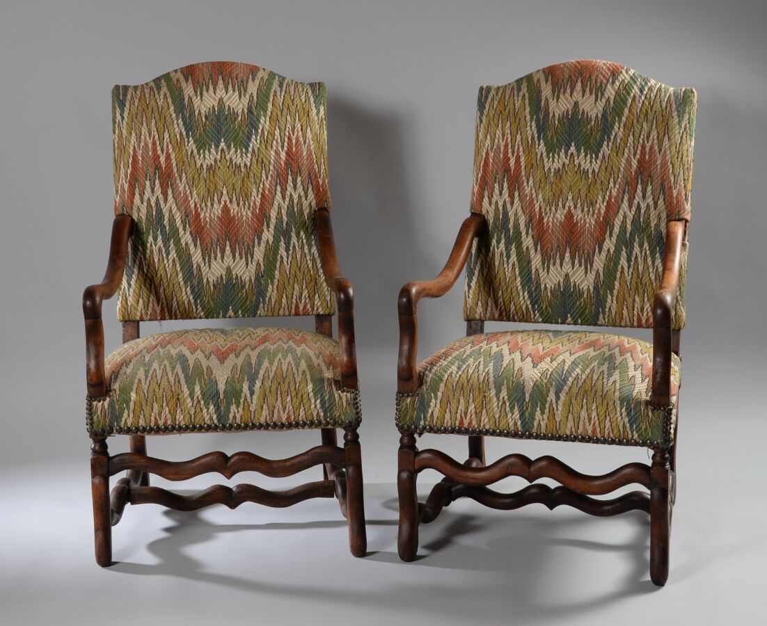 Null Ein Paar Sessel mit hoher, flacher Rückenlehne aus Nussbaumholz, Armlehnen &hellip;