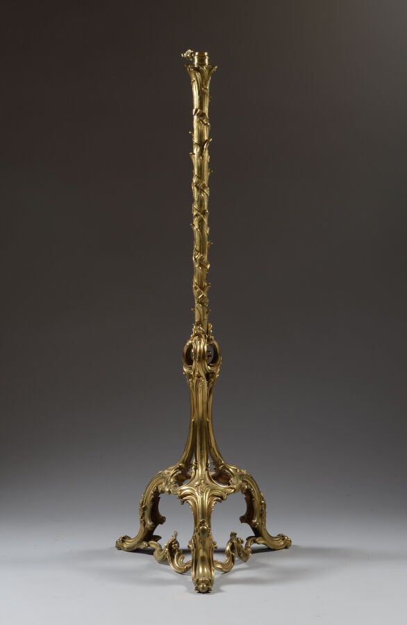 Lampadaire en bronze reposant sur un piétement ajouré à larges motifs de feuilla&hellip;