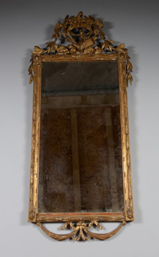 Null Rectangular glass in carved gilded wood, the pediment decorated with cornuc&hellip;