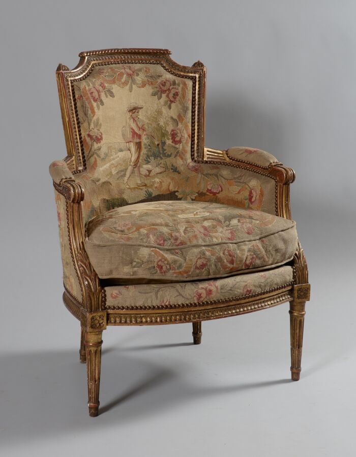 Null 镀金的木制牧羊人椅子，雕刻着水叶和玫瑰花，靠在带鱼鳞槽的锥形腿上。采用奥布松挂毯的软垫。

路易十六风格，19世纪

小的镀金事故