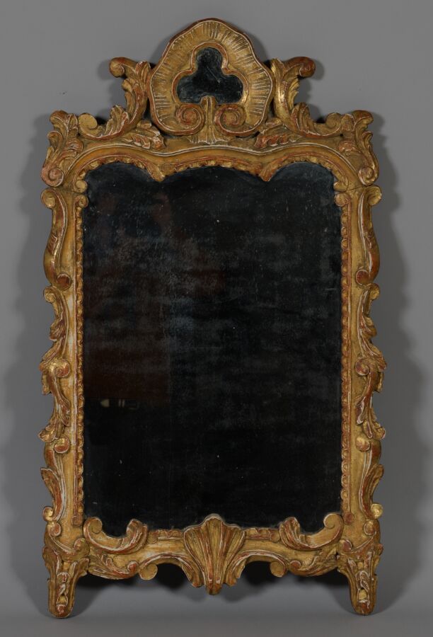 Null 镀金木镜，有贝壳、棕榈和叶子的装饰。

路易十五时期

高度102.5 - 宽度58.5厘米

磨损和撕裂