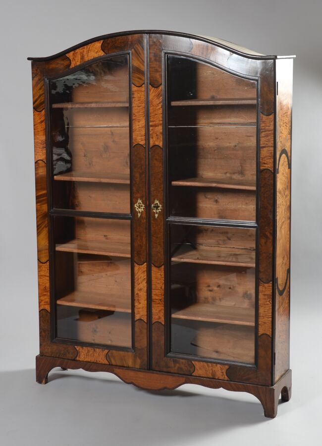 Null 榆木树皮和胡桃木饰面的框架书柜。拱形的檐口。

盖有HACHE FILS A.GRENOBLE的印章（代表皮埃尔-哈克）。

18世纪

高度162.&hellip;