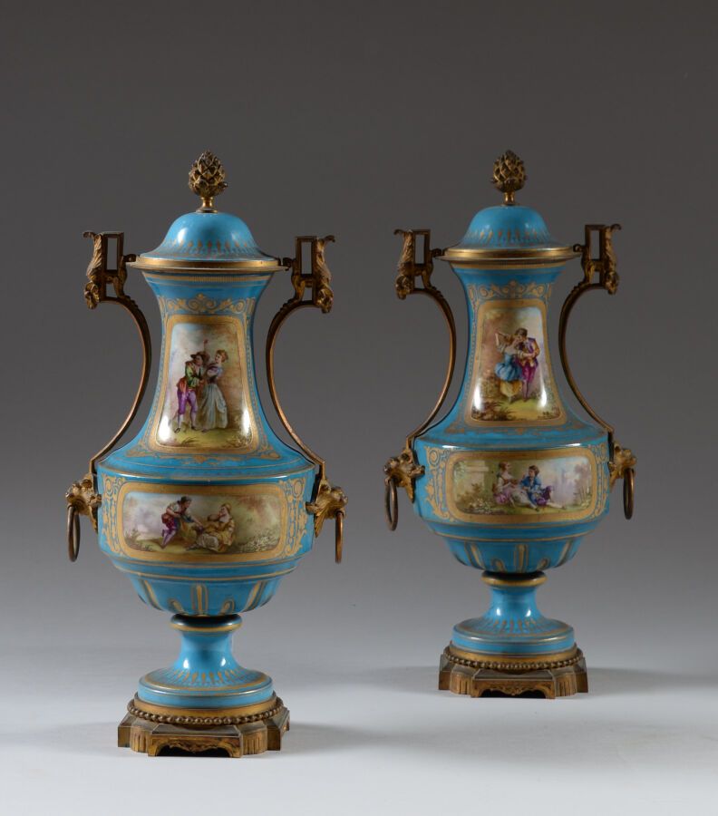 SEVRES dans le style de 
Paire de vases balustres en porcelaine bleu à décor de &hellip;