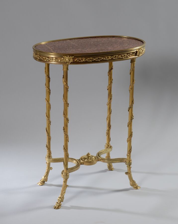 Null Ovaler Salontisch aus vergoldeter Bronze, die Platte ist mit Blattwerk und &hellip;
