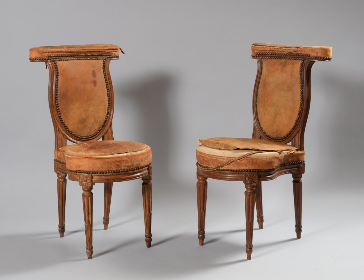 Null 
一对天然木质躺椅，锥形腿，带弧形凹槽。




路易十六时期

在临时招标中出售，有可能在N°157,1下重聚。